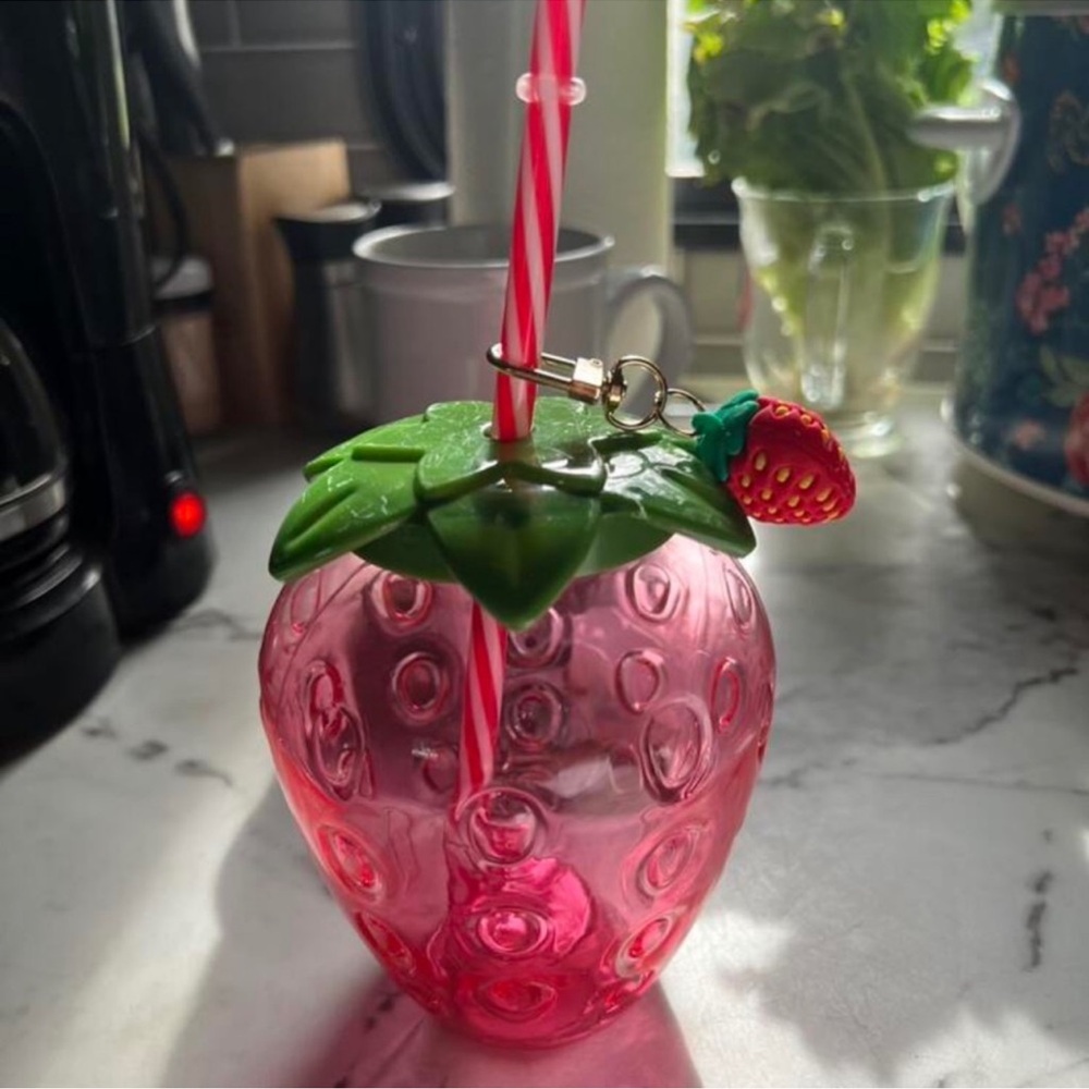 New Red Clear Plastic Strawberry Design Drinking
Tumbler With Straw & Key Chain - Picture 7 of 14